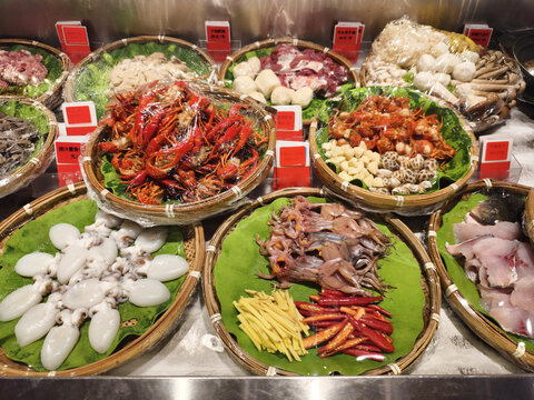丰富多样的火锅食材陈列