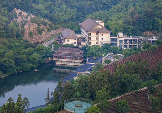 山水间的中式建筑群景观