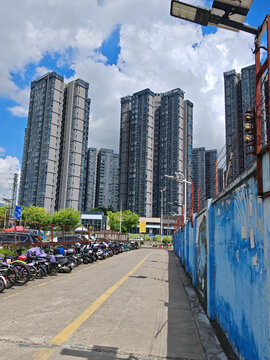 城市街边的高层与停放车辆