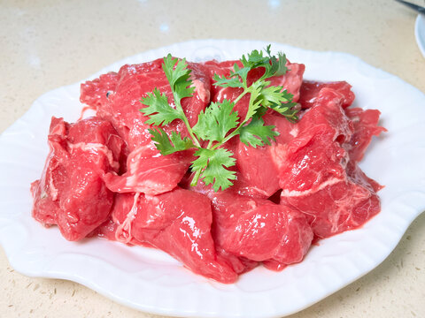 新鲜牛肉块配翠绿香菜