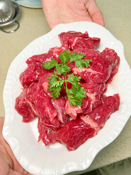 新鲜牛肉切块摆盘