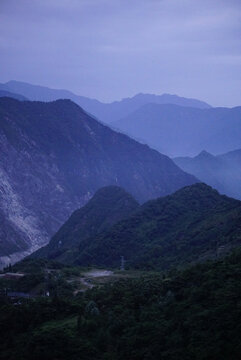 暮色中的连绵山峦