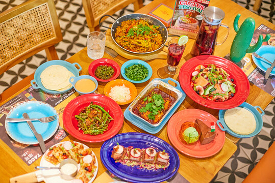 多彩美味的丰盛餐桌美食