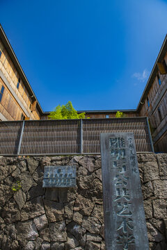 中国美术学院里的现代建筑外观