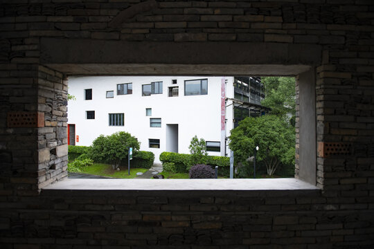 中国美术学院里的现代建筑外观
