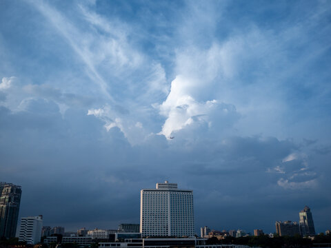 城市建筑和河流水面与乌云天气