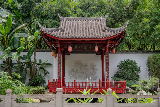 重庆园博园园林中的雅致红亭
