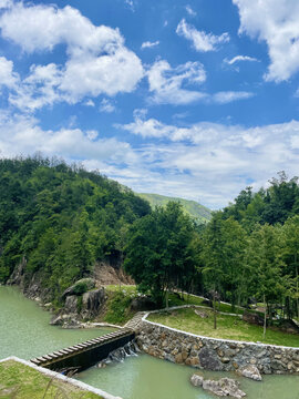 青山绿水间的河畔风光