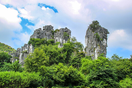 苍翠山林间的奇峻石峰广西七星公园