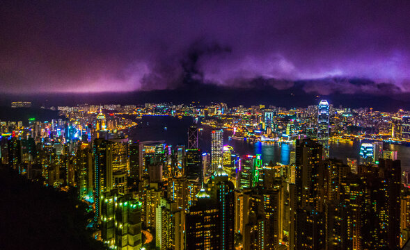 夜幕下璀璨的都市港湾