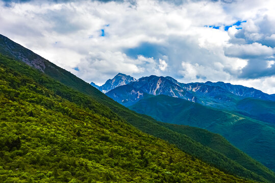 青山云海间的壮丽山景折多山