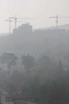 雾中城市建筑工地景象