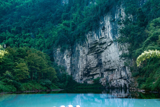 青山碧水间的自然美景