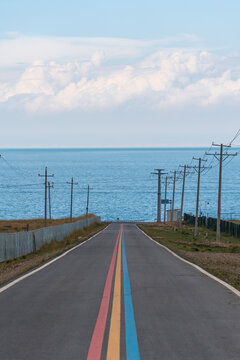 通往青海湖的彩色公路
