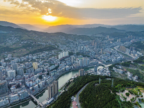 夕阳下依山傍水的城市风光
