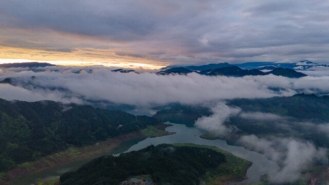瓦屋山航拍日出云海环绕的山水风光