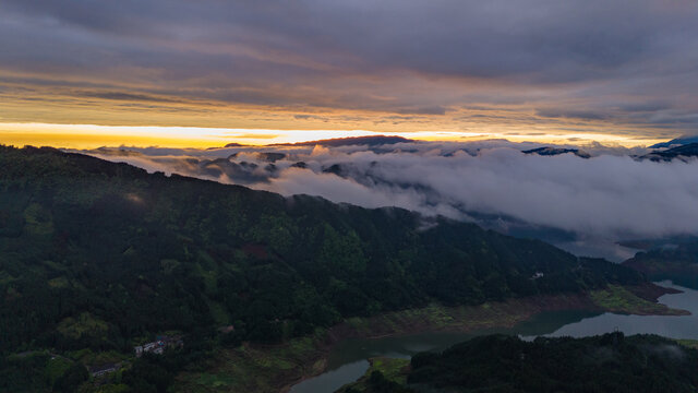 瓦屋山航拍山间云海日出壮美景观