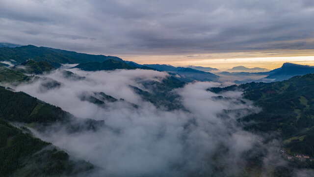 瓦屋山航拍云雾缭绕的壮美山峦景色