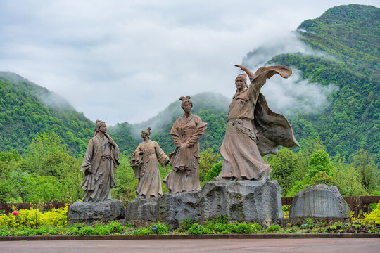 瓦屋山间古代人物雕塑景观
