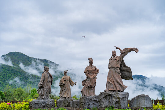 瓦屋山古风人物雕塑与山水景致