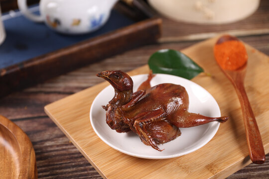 美味卤制烤乳鸽摆拍鹌鹑肉