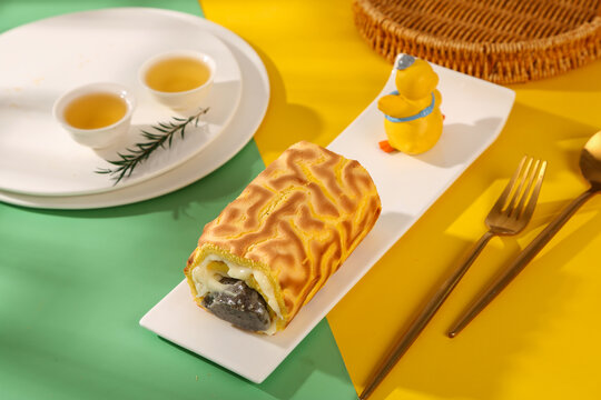 美味虎皮卷与精致餐具搭配面包西式甜品