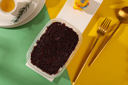 美味紫米盒子与餐具摆拍面包西式甜品