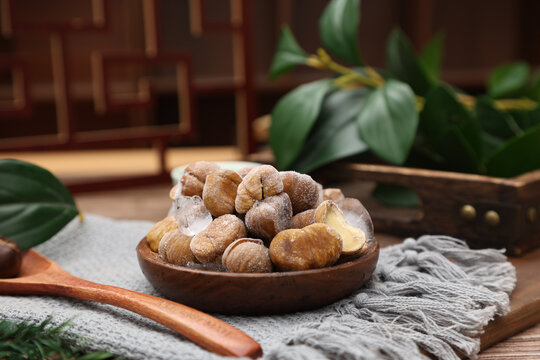 木碗中的美味糖霜板栗冷冻板栗