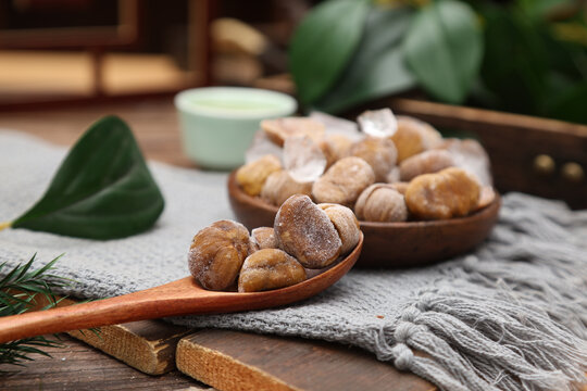 木勺上的美味糖霜栗子冷冻板栗