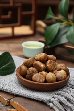 木碗中饱满的熟栗子冷冻板栗
