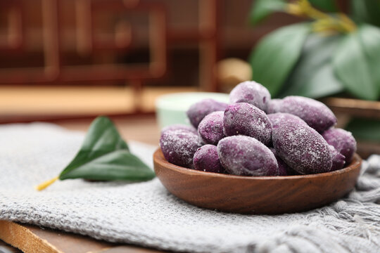 木碗中的紫霜果冷冻零食紫薯