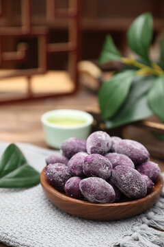 美味紫薯干摆放在木碗中冷冻零食紫薯