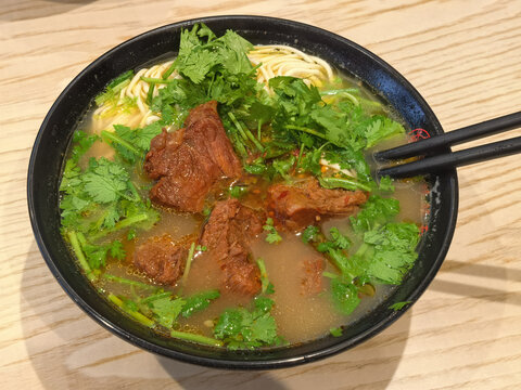 美味鲜香的红烧牛肉面