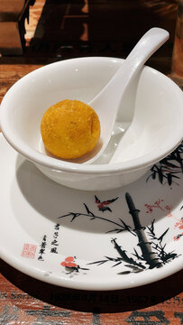 中式瓷碗中的金黄圆球点心