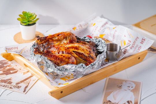 美味烤鸡摆拍美食画面
