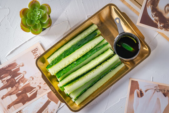 托盘上的清爽黄瓜与蘸料