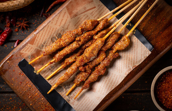 烧烤美味诱人的孜然牛肉串