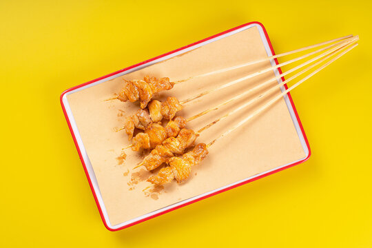 美味鸡肉串摆放在托盘上