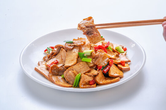 筷子夹起美味香干炒肉