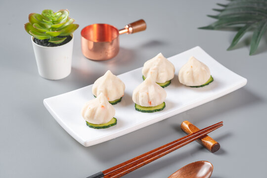 精致摆盘的美味特色小笼包