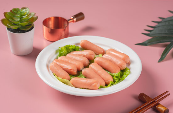 生菜上摆放的美味小香肠