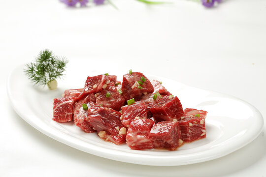 精致摆盘的鲜嫩牛肉块
