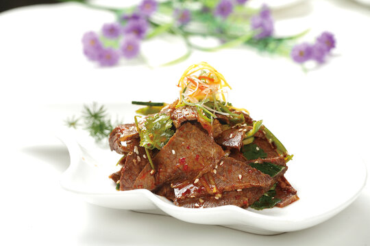 美味凉拌牛肉摆盘精致