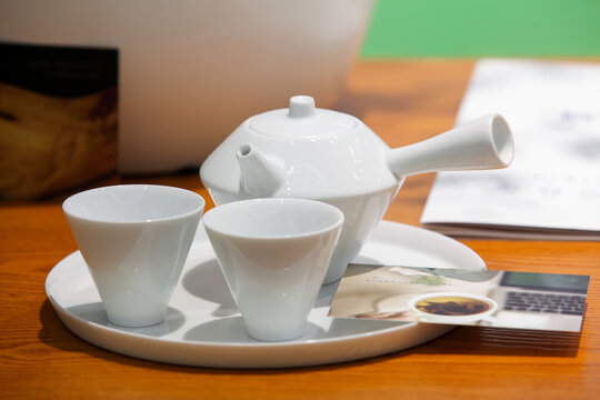简约白色茶具套装摆拍