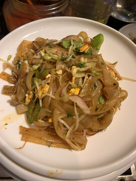 美味炒河粉铁板炒粉条配菜丰富