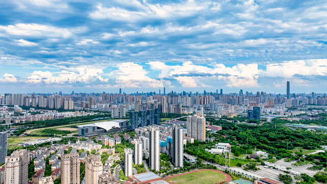 多云天空下的武汉城市天际线航拍