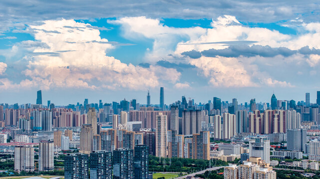 多云天空下的武汉城市天际线航拍