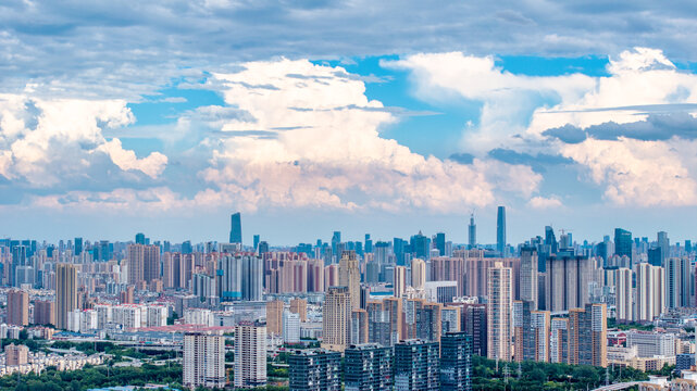 多云天空下的武汉城市天际线航拍