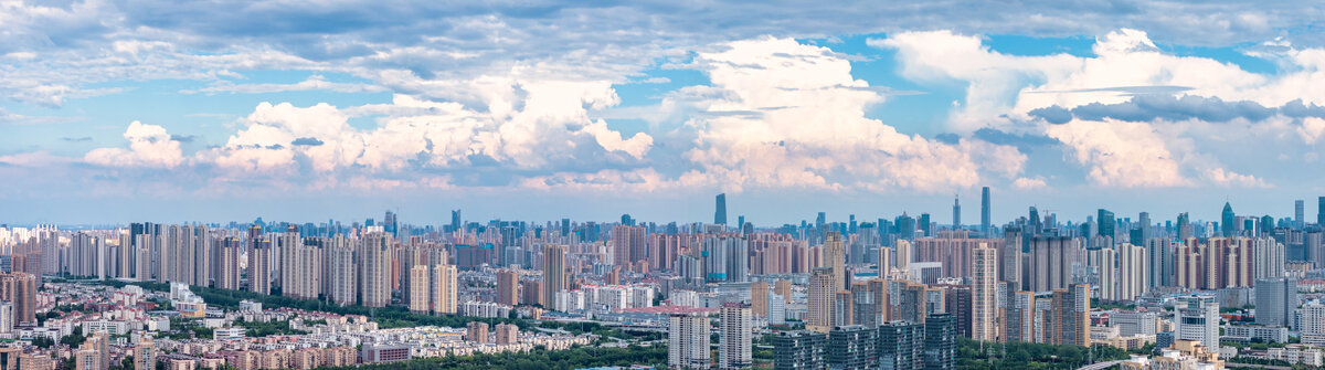 多云天空下的武汉城市天际线航拍