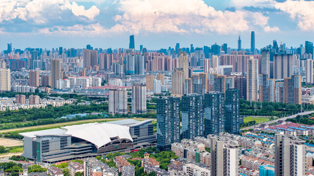 多云天空下的武汉城市天际线航拍
